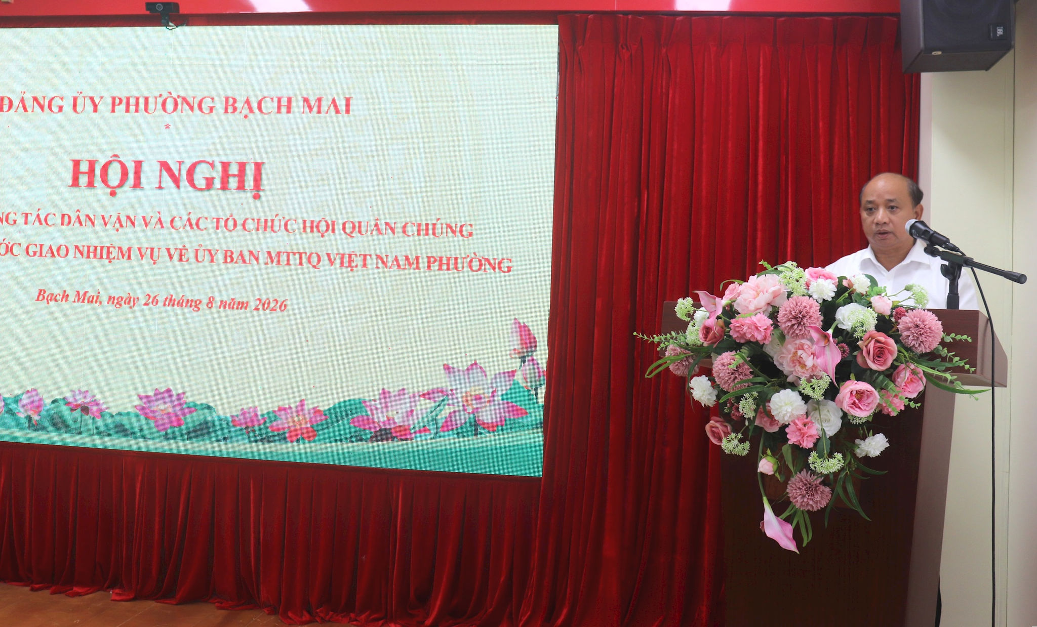 Chánh Văn phòng Đảng ủy phường Bạch Mai Phan Bá Tường công bố các quyết định của UBND phường.