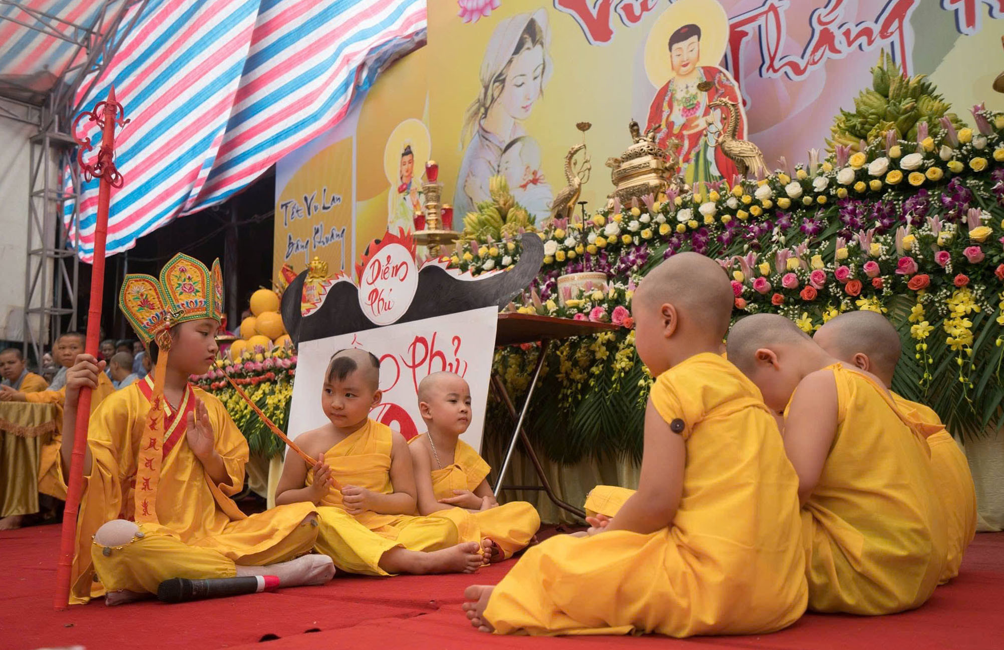 cac-em-nho-bieu-dien-tiet-muc-muc-kien-lien-cuu-me-trong-le-vu-lan-bao-hieu-tai-chua-ngoi-ha-dong-ha-noi-.-anh-huu-tiep.jpg