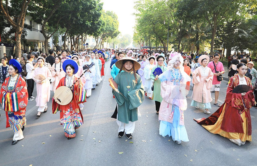 dieu-hanh-trang-phuc-co-viet-nam-tai-le-hoi-thiet-ke-sang-tao-ha-noi.-anh-do-tam.jpg