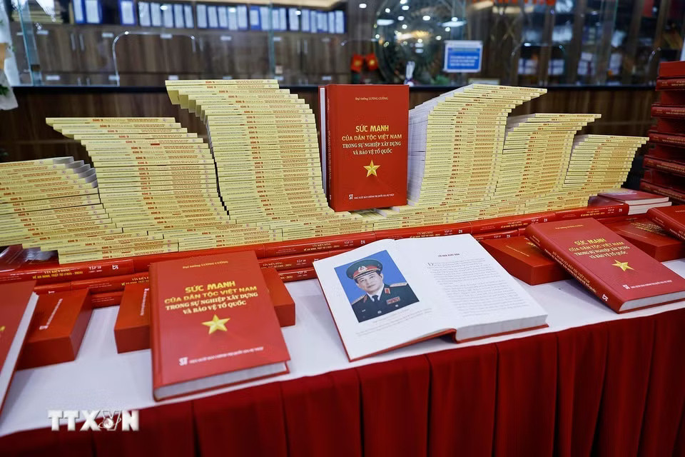 oprt3-_ttxvn-chu-tich-quoc-hoi-du-le-gioi-thieu-sach-ve-xay-dung-va-bao-ve-to-quoc-cua-dai-tuong-luong-cuong-2708-3.jpg