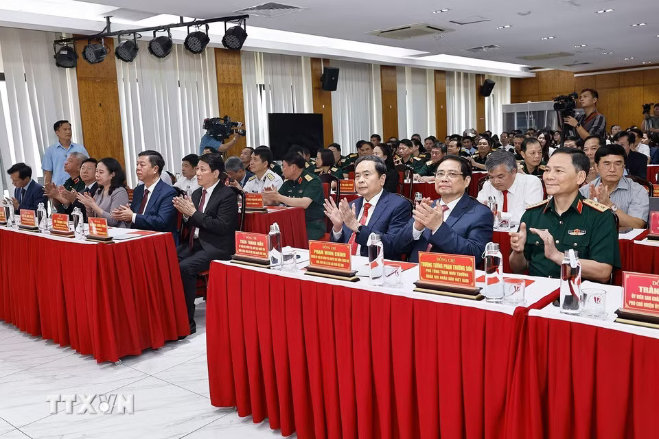 y8i1-_ttxvn-chu-tich-quoc-hoi-du-le-gioi-thieu-sach-ve-xay-dung-va-bao-ve-to-quoc-cua-dai-tuong-luong-cuong-2708-4.jpg