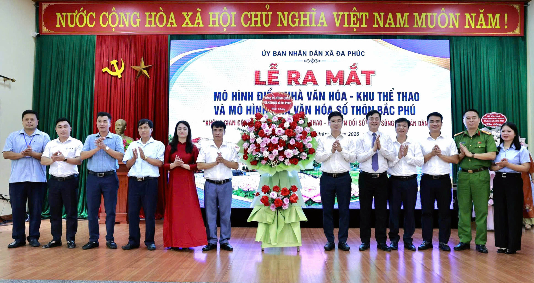 Lãnh đạo Đảng uyr0UBND xã Đa Phúc tặng hoa chúc mừng thôn Bắc Phú ra mắt mô hình điểm Nhà văn hóa - Khu thể thao và Văn hóa số. Ảnh: Hôn
