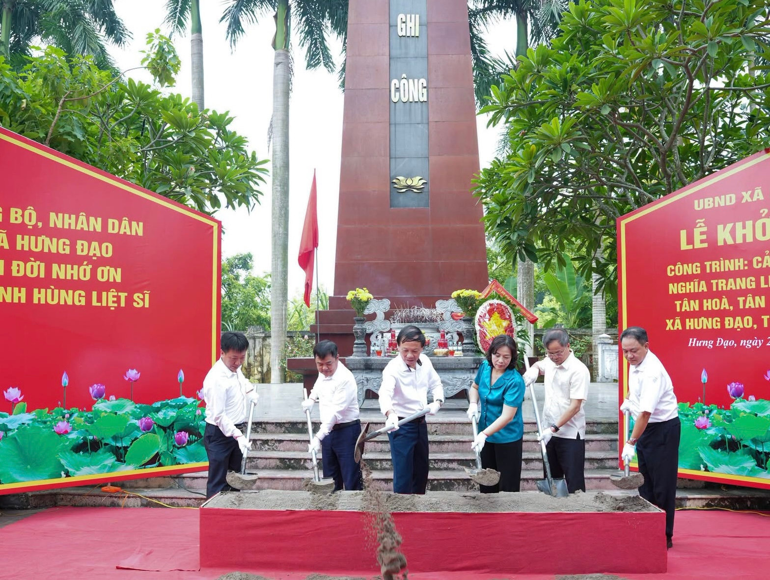 Các đại biểu thực hiện nghi thức khởi công công trình cải tạo, nâng cấp nghĩa trang liệt sĩ trên địa bàn xã Hưng Đạo.