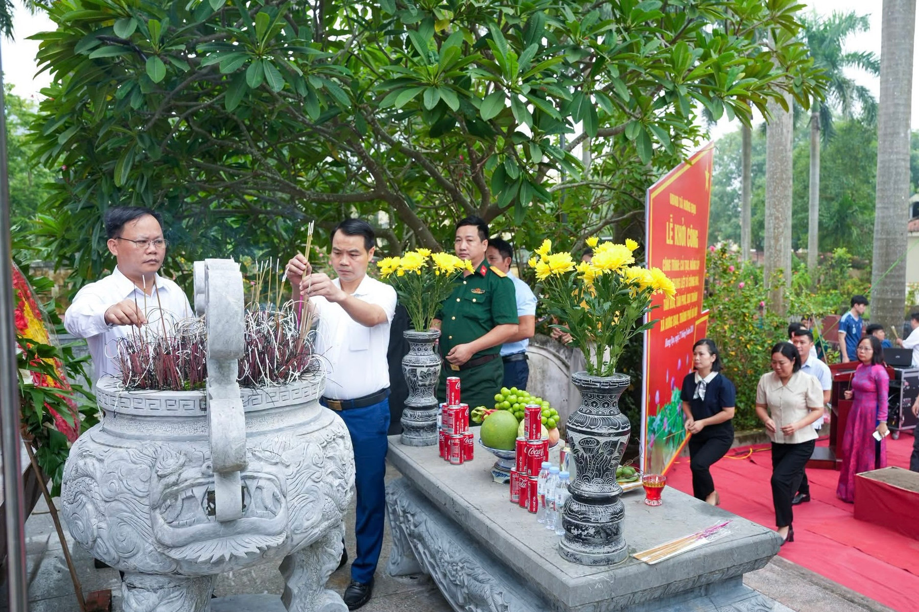 Các đại biểu dâng hương tưởng niệm các Anh hùng liệt sĩ.