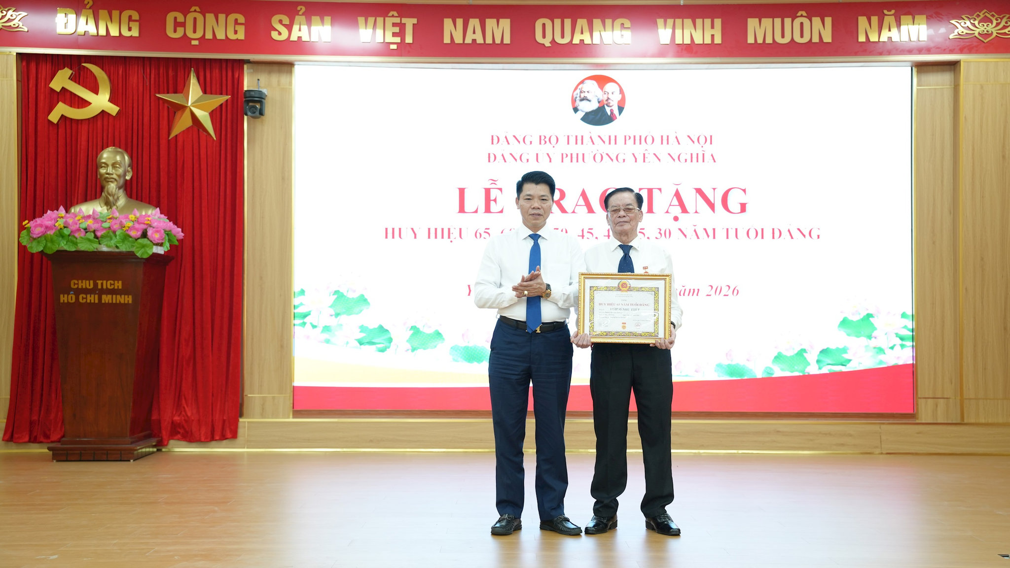 Bí thư Đảng ủy, Chủ tịch HĐND phường Nguyễn Nguyên Quân trao Huy hiệu D