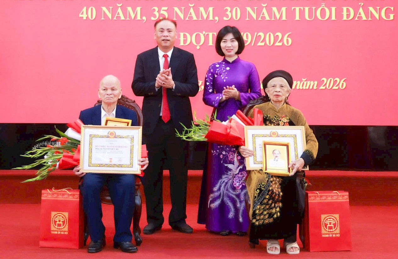 chu-tich-hdnd-thanh-pho-ha-noi-phung-thi-hong-ha-trao-huy-hieu-70-nam-tuoi-dang-tang-cac-dang-vien-lao-thanh-xa-dan-phuong-.-anh-van-tuyen.jpg