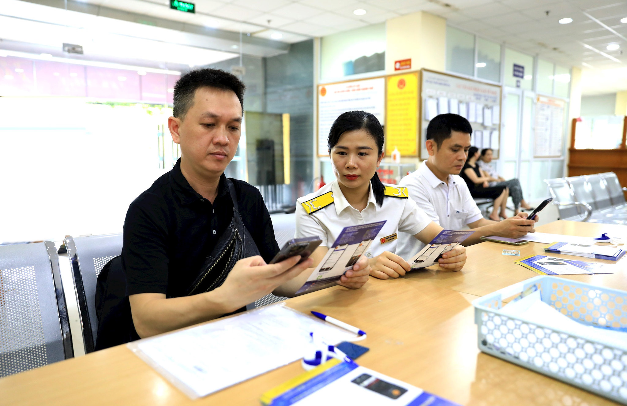 huong-dan-thu-tuc-cho-nguoi-nop-thue-tai-thue-co-so-4-thanh-pho-ha-noi.-anh-do-tam.jpg