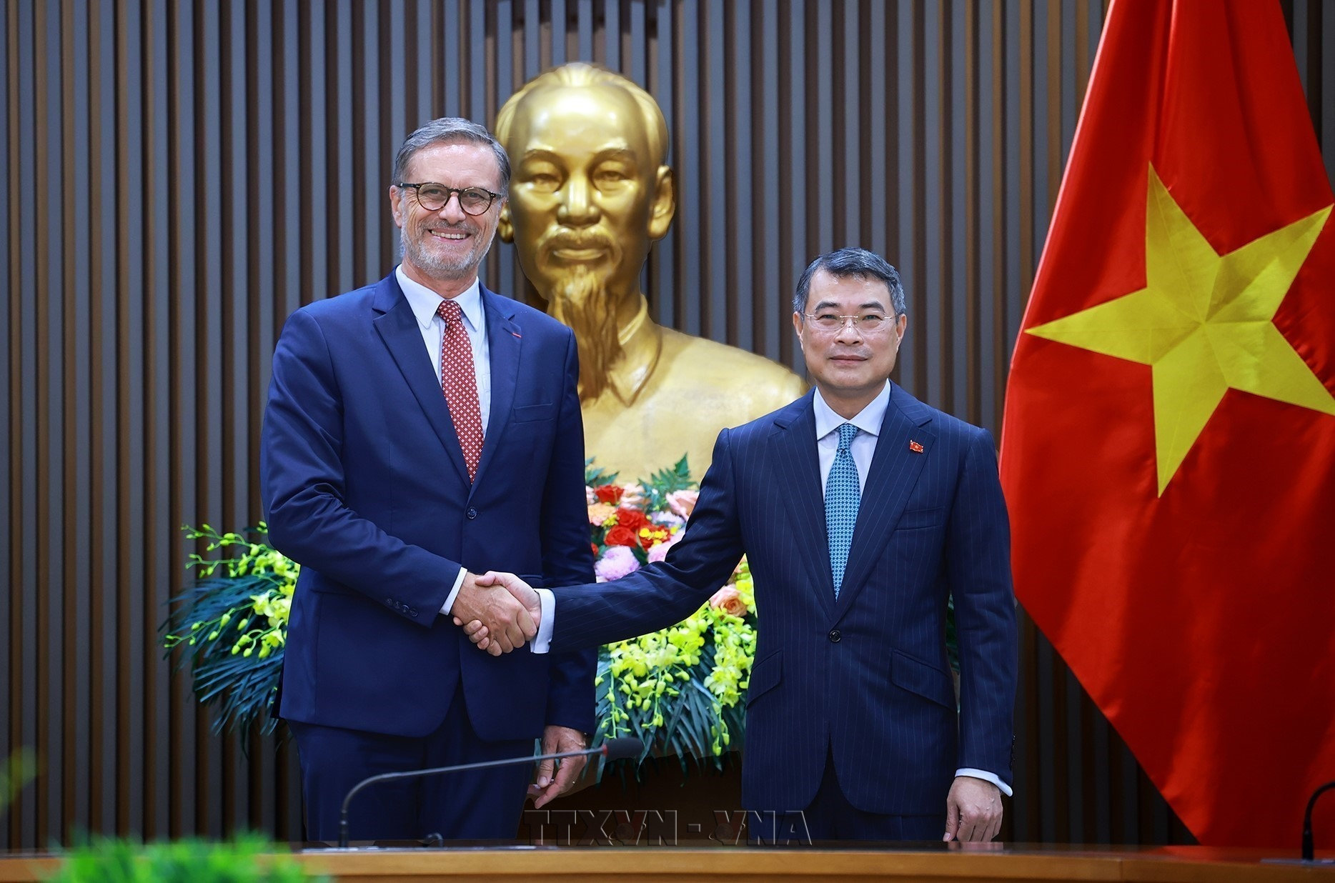 vna-potal-thu-tuong-le-minh-hung-tiep-dai-su-cong-hoa-phap-898696427-17-27-33.jpg