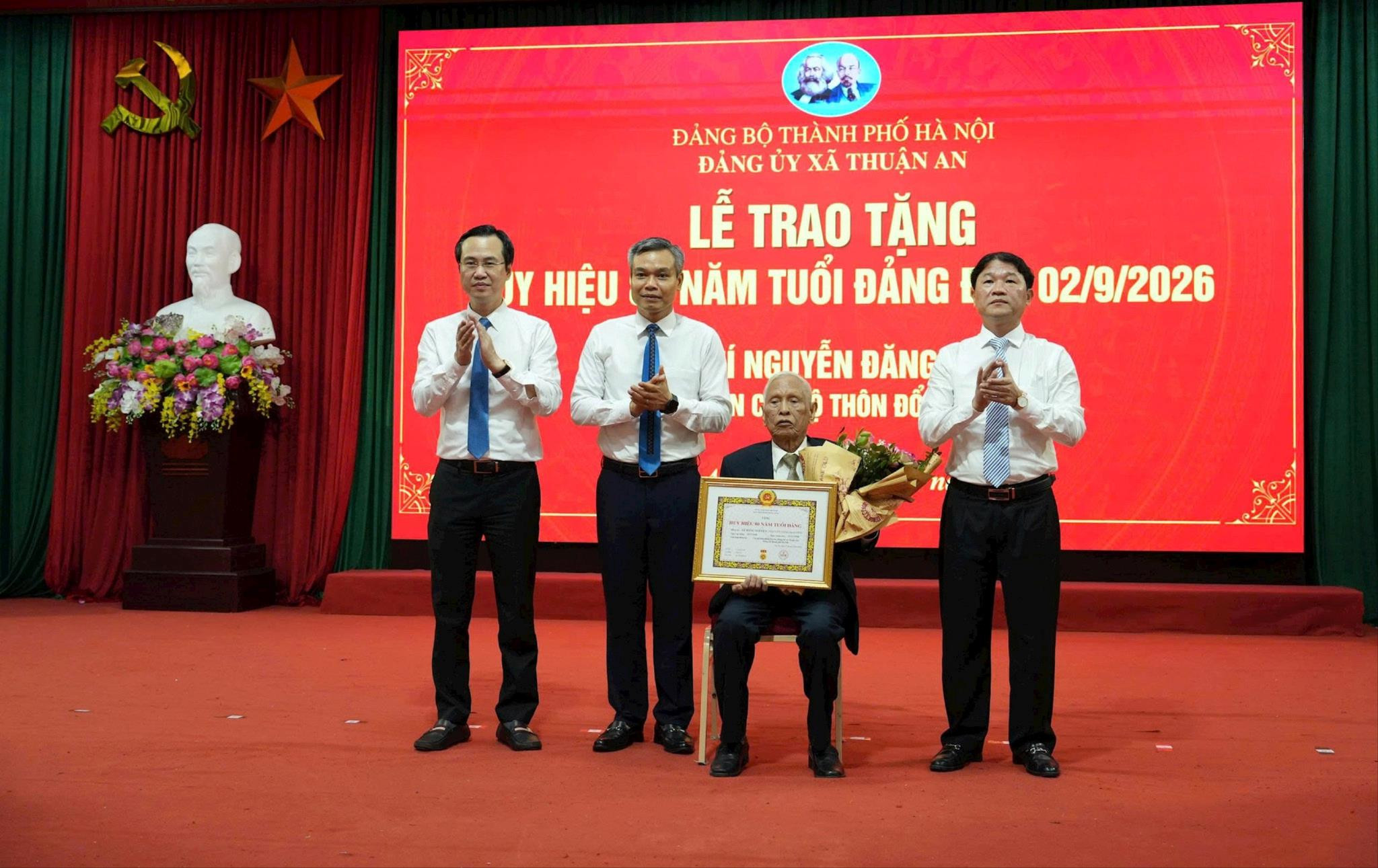 Đảng viên 80 năm tuổi Đảng ở xã Thuận An vinh dự nhận Huy hiệu dịp 2-9