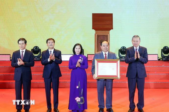 Tổng Bí thư, Chủ tịch nước Tô Lâm trao Nghị quyết của Quốc hội về việc thành lập thành phố Quảng Ninh. (Ảnh: Thống Nhất/TTXVN)