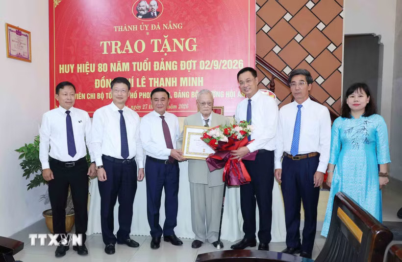 n-bi-thu-tran-cam-tu-trao-huy-hieu-80-nam-tuoi-dang-cho-dang-vien-lao-thanh-le-thanh-minh-thanh-pho-da-nang-8985716.jpg