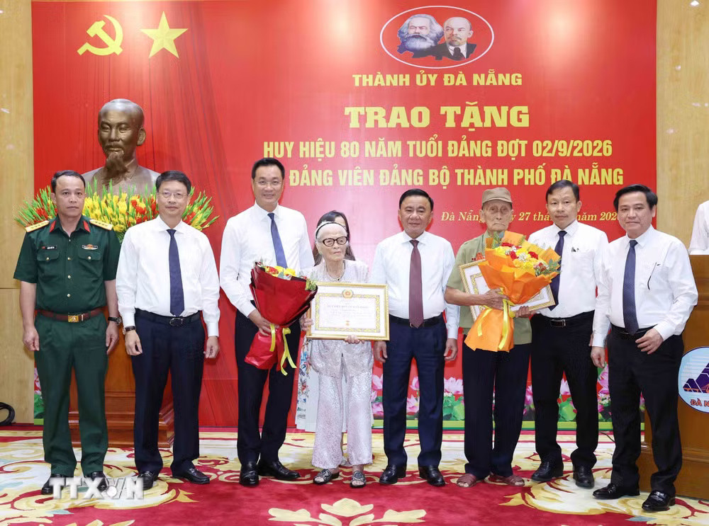 txvn-thuong-truc-ban-bi-thu-trao-huy-hieu-80-nam-tuoi-dang-dot-29-cho-dang-vien-dang-bo-thanh-pho-da-nang-8986001-1.jpg
