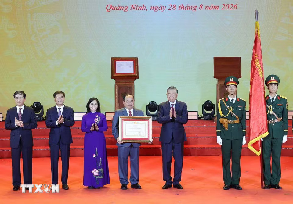 Tổng Bí thư, Chủ tịch nước Tô Lâm trao tặng Huân chương Lao động hạng Nhất cho Đảng bộ, Chính quyền và Nhân dân thành phố Quảng Ninh. (Ảnh: Thống Nhất/TTXVN)