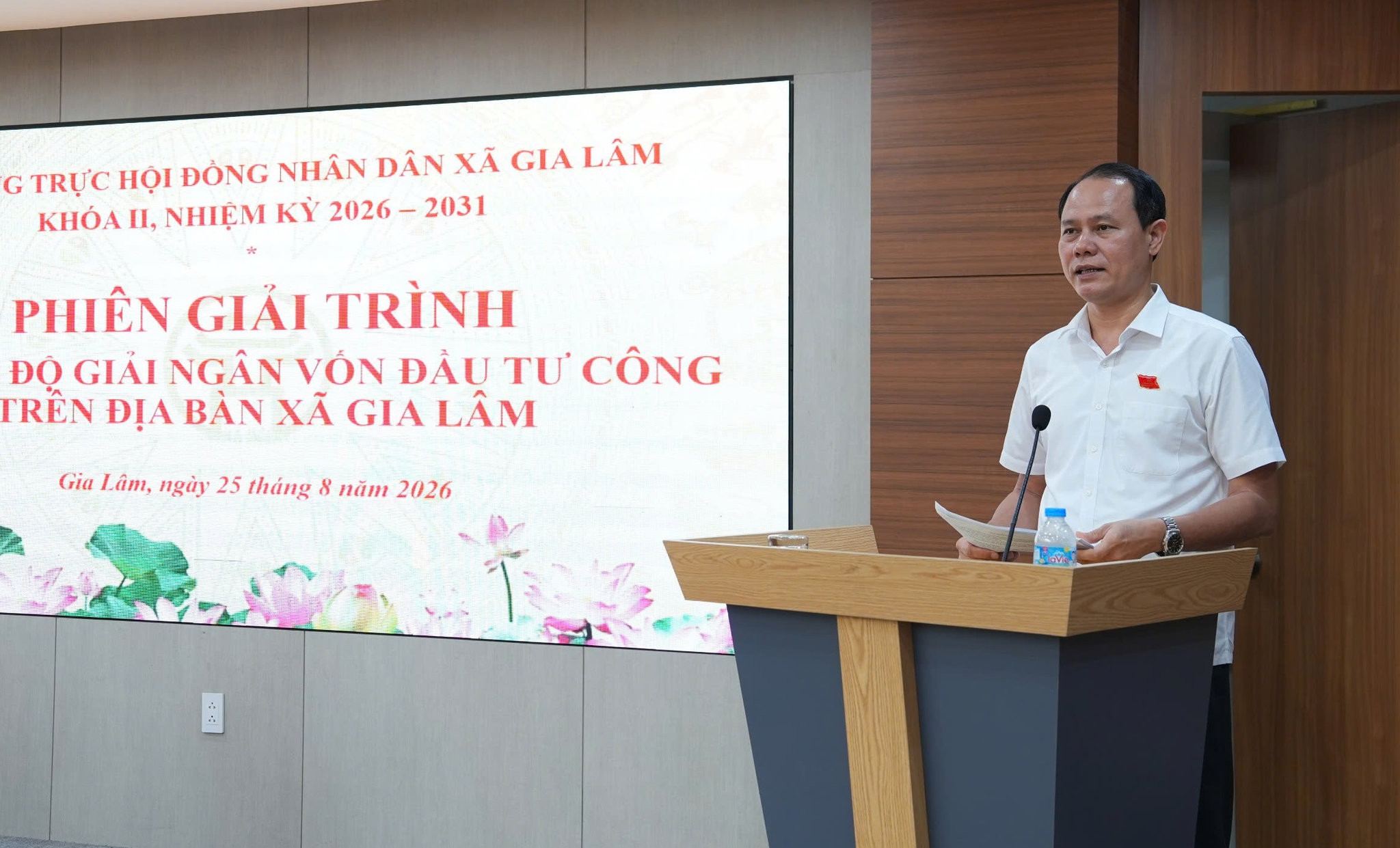 Phó Chủ tịch HĐND xã Gia Lâm Trần Kiên phát biểu tại phiên giải trình về tiến độ giải ngân vốn đầu tư công trên địa bàn xã. Ảnh: H.A