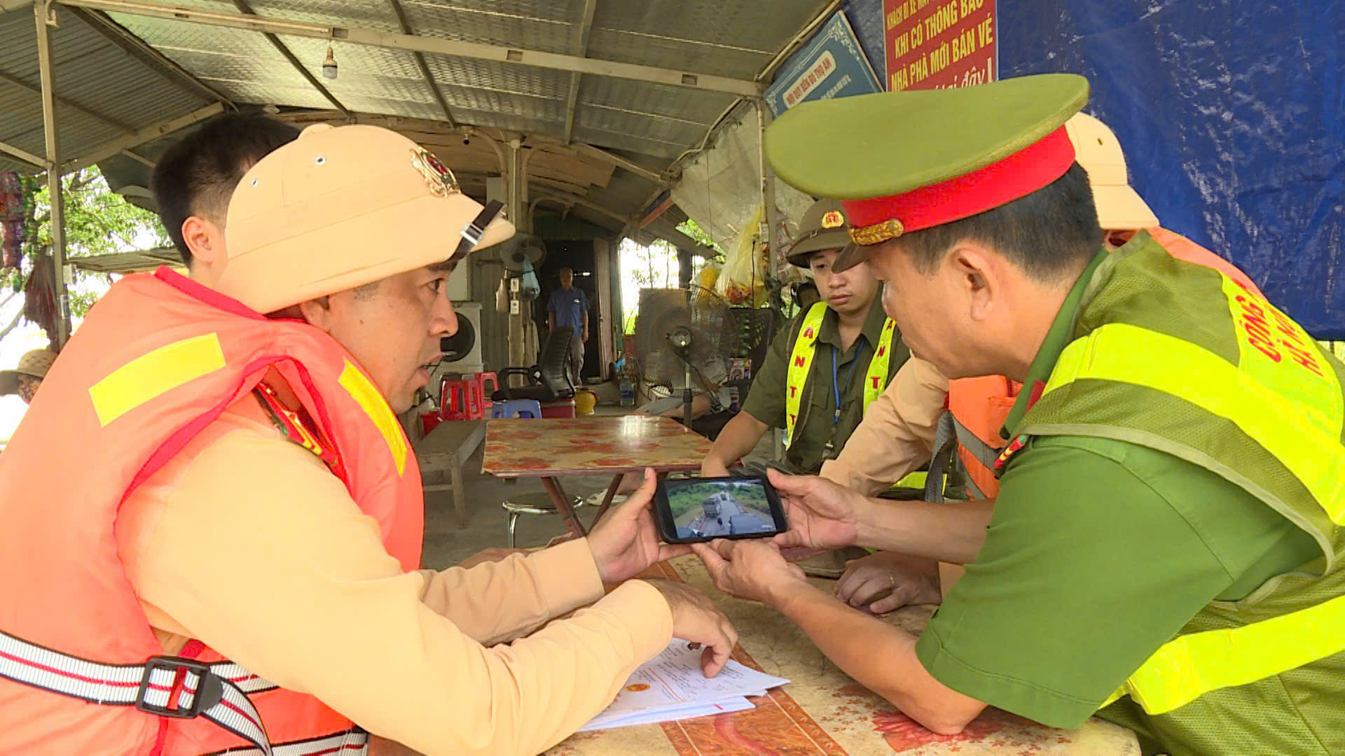 Chủ động phối hợp cùng công an các xã, phường lên phương án bảo đảm an toàn cho người dân. Ảnh: Đức 