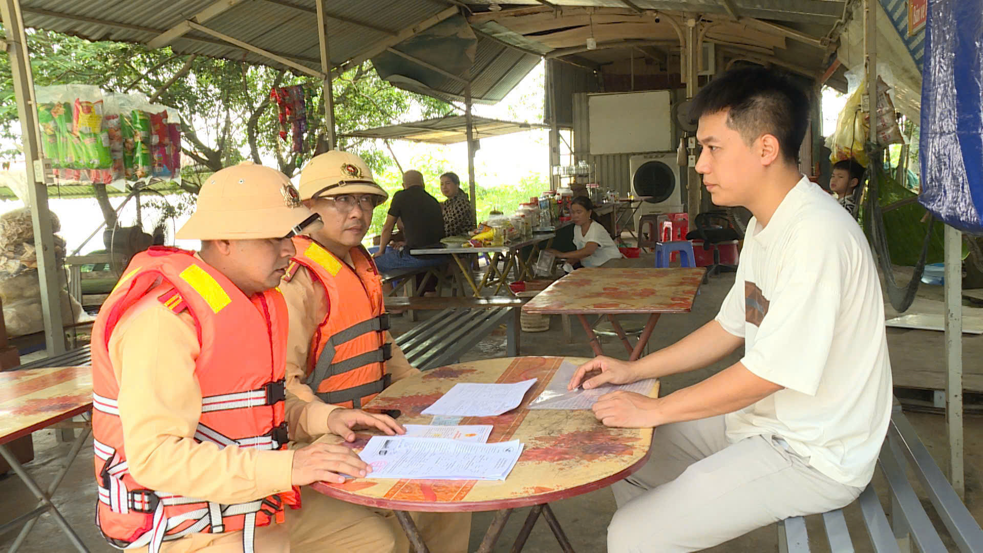 Yêu cầu các chủ bến, chủ phương tiện ký cam kết bảo đảm an toàn giao thông đường thuỷ. Ảnh