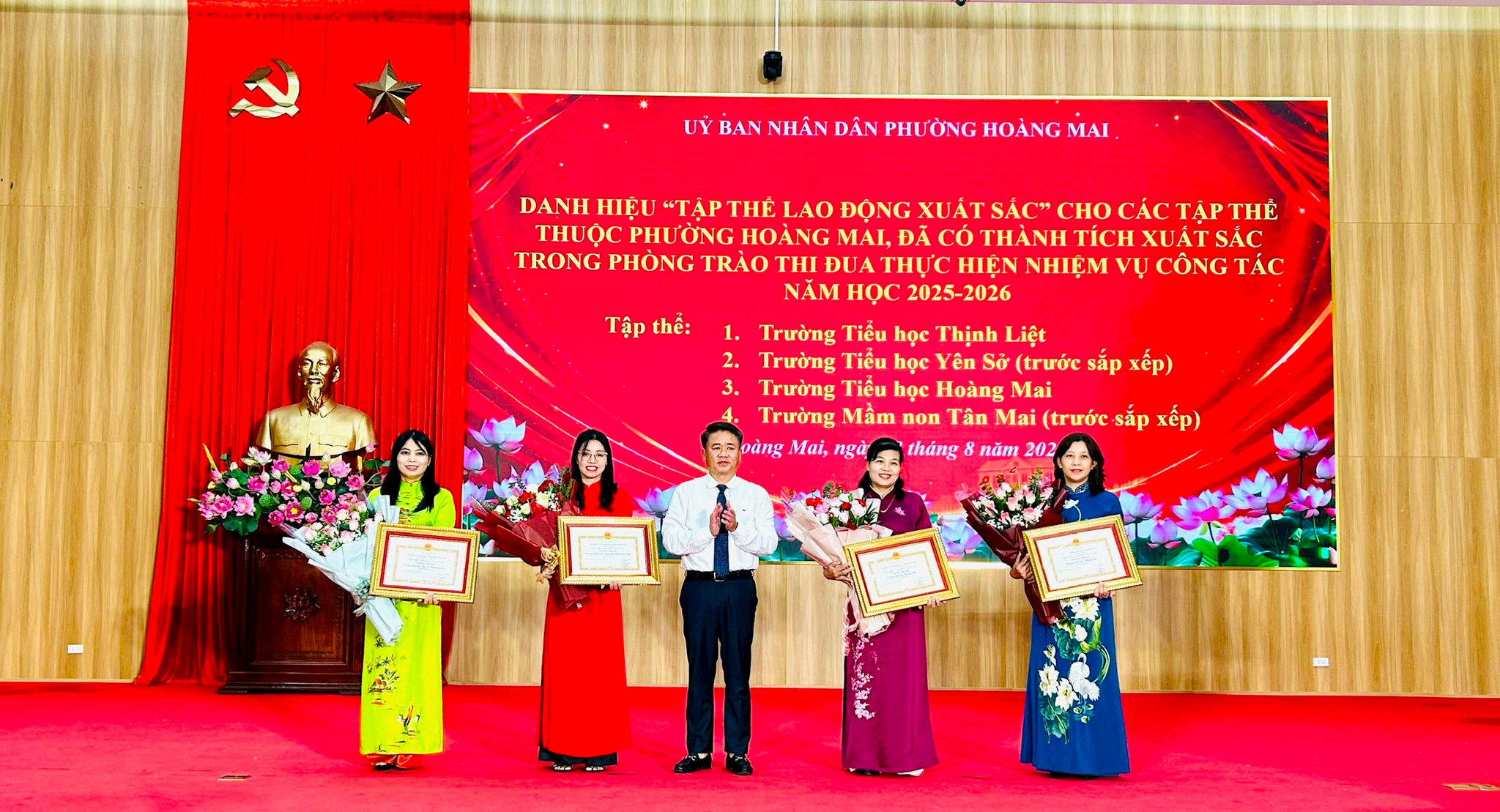 Phó Bí thư Thường trực Đảng ủy phường Hoàng Mai Nguyễn Công Hiệp trao danh hiệu “Tập thể lao động xuất sắc” cho 4 đơn vị. Ảnh: Trần Oanh.