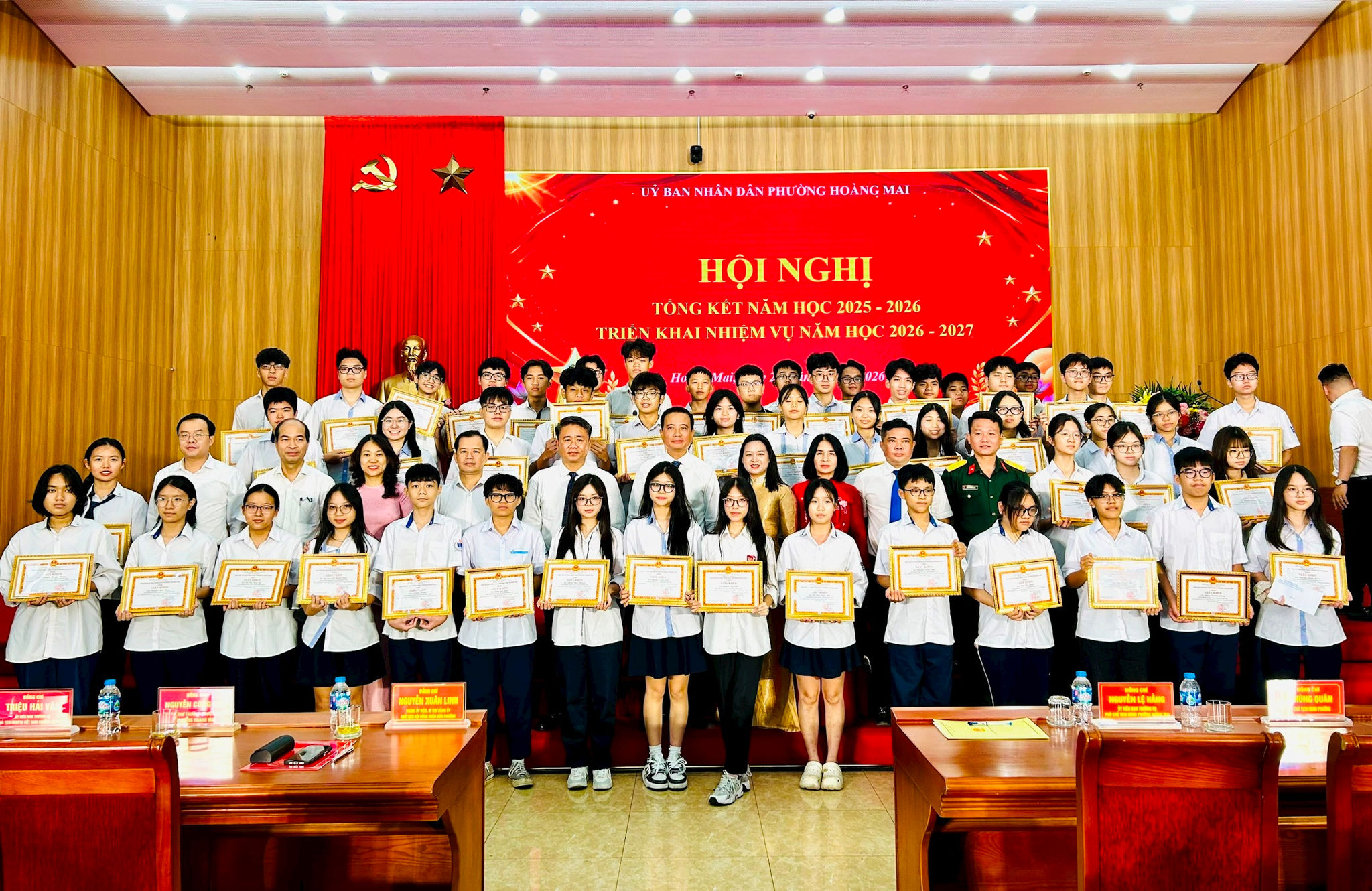 Lãnh đạo phường Hoàng Mai khen thưởng học sinh đạt thành tích xuất sắc trong học tập năm học 2025 - 2026. Ảnh: Trần Oanh.