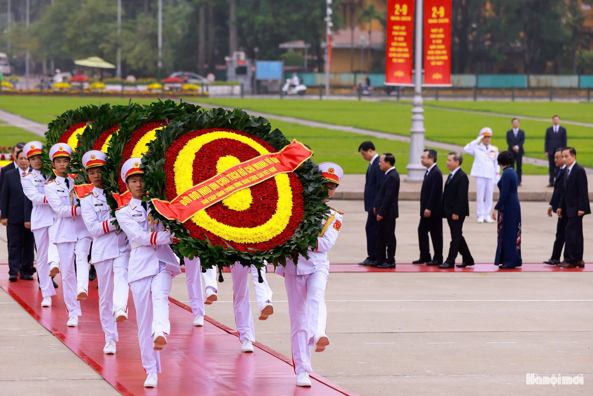 Vòng hoa của Đoàn mang dòng chữ: