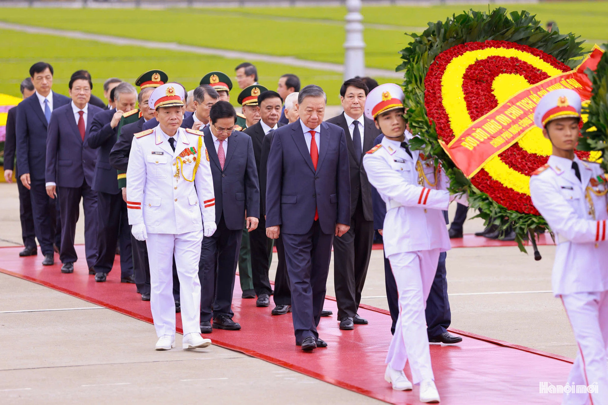 Đoàn đại biểu lãnh đạo Đảng, Nhà nước dâng hoa, vào Lăng viếng Chủ tịch Hồ Chí Minh.