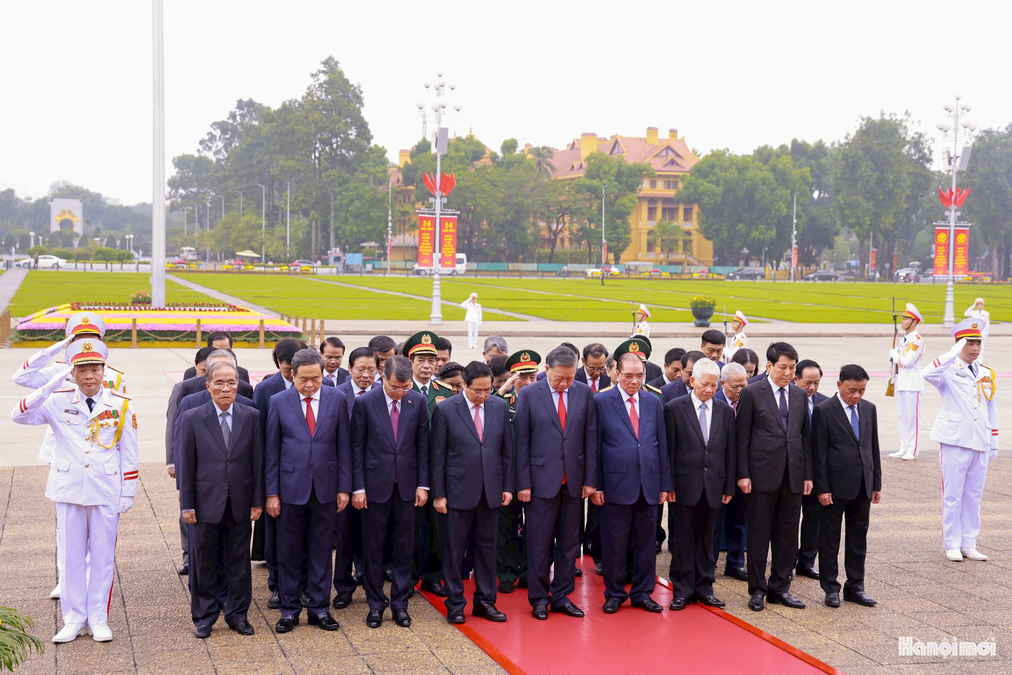 Các đồng chí lãnh đạo Đảng, Nhà nước mặc niệm tưởng nhớ Chủ tịch Hồ Chí Minh.