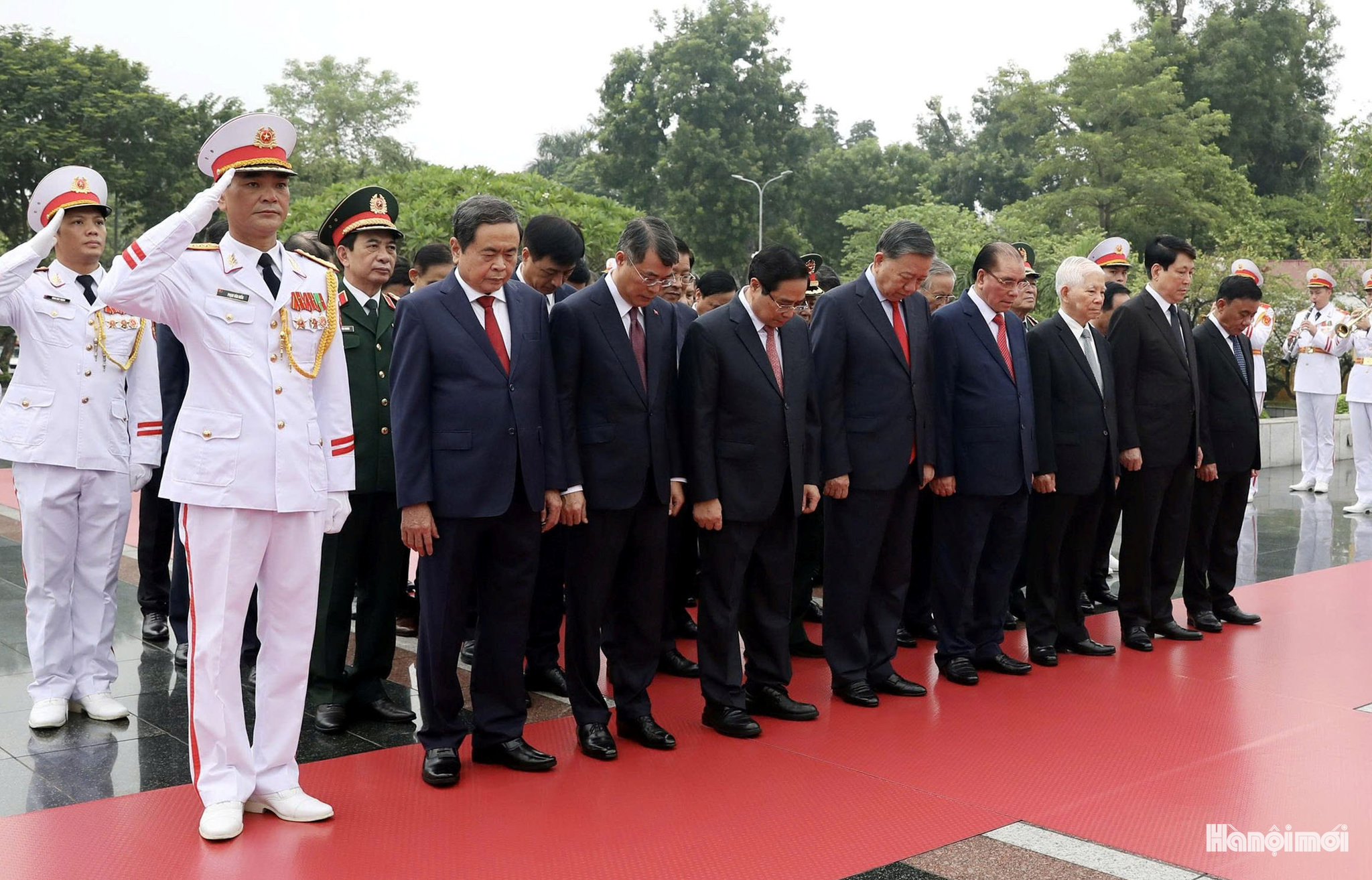 Các đồng chí lãnh đạo, nguyên lãnh đạo Đảng, Nhà nước tưởng niệm các Anh hùng liệt sĩ.