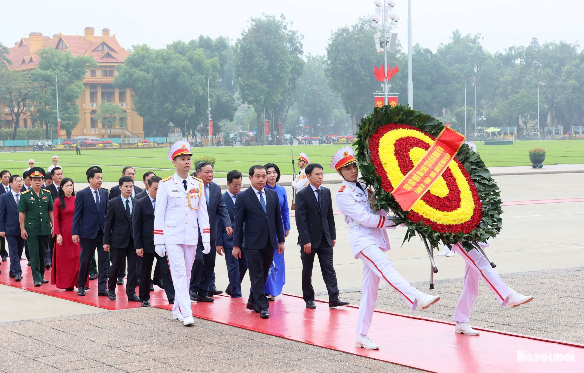 Các đồng chí lãnh đạo thành phố Hà Nội dâng hoa, vào Lăng viếng Chủ tịch Hồ Chí Minh.