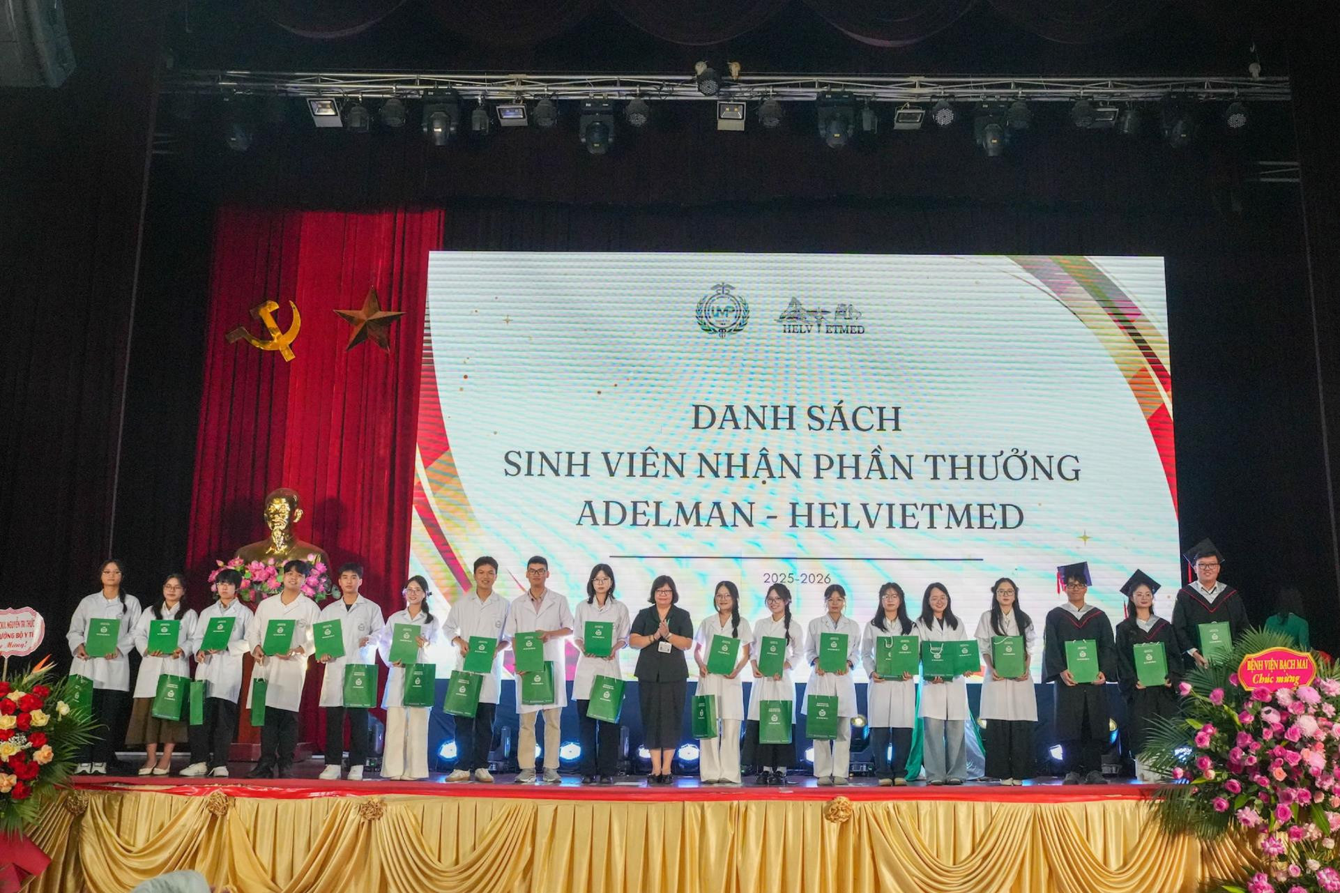 y-duoc-trao-hoc-bong.jpg