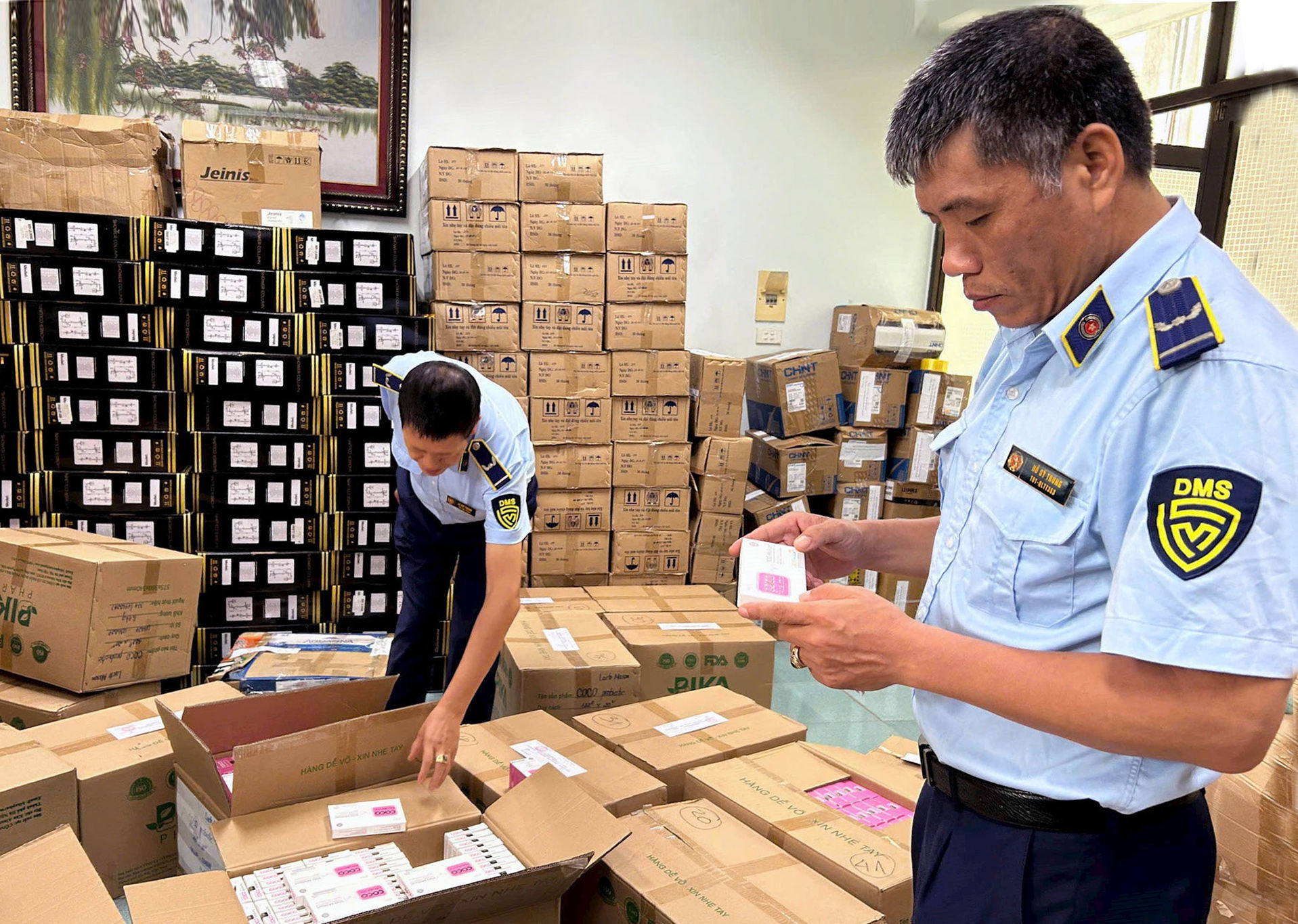 luc-luong-quan-ly-thi-truong-ha-noi-bat-giu-lo-hang-nhap-lau-nup-bong-san-pham-viet-de-tieu-thu-tai-xa-an-khanh.-anh-hoai-nam.jpg