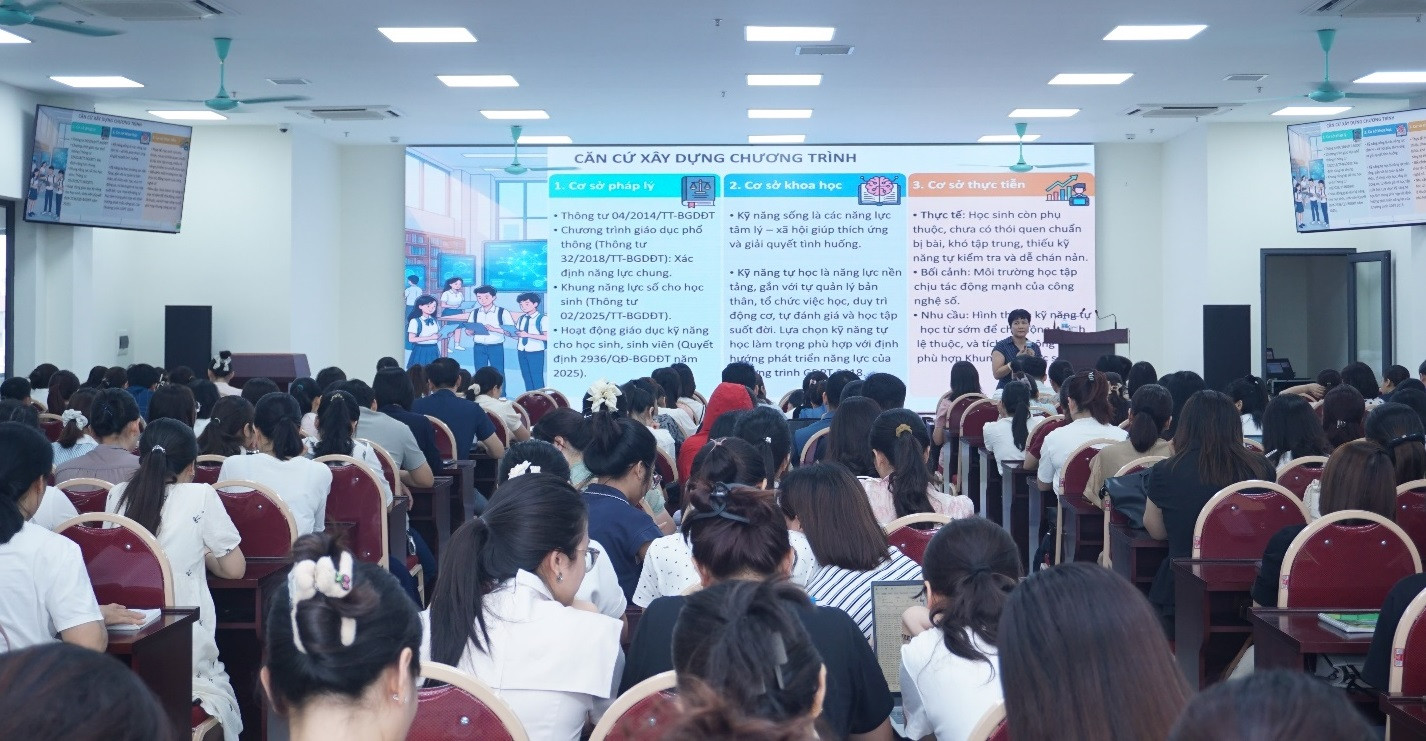 Xã Gia Lâm tập huấn nâng cao năng lực chuyển đổi số và ứng dụng trí tuệ nhân tạo (AI) cho đội ngũ cán bộ quản lý, giáo viên, nhân viên các trường học trên địa bàn. Ảnh: Hoàng Anh. 
