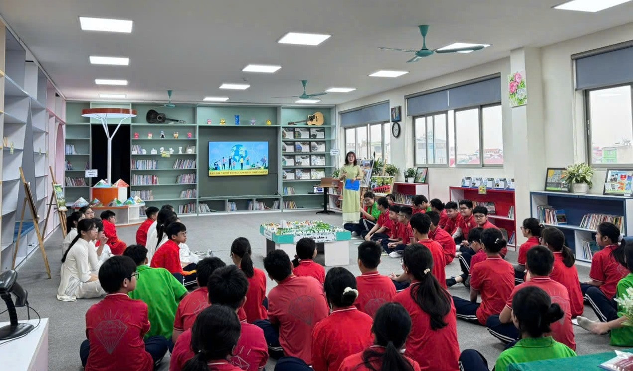 Môi trường học tập hiện đại kết hợp thiết bị công nghệ và học liệu trực quan tại một trường học trên địa bàn xã Gia Lâm. Ảnh: Hoàng Anh.