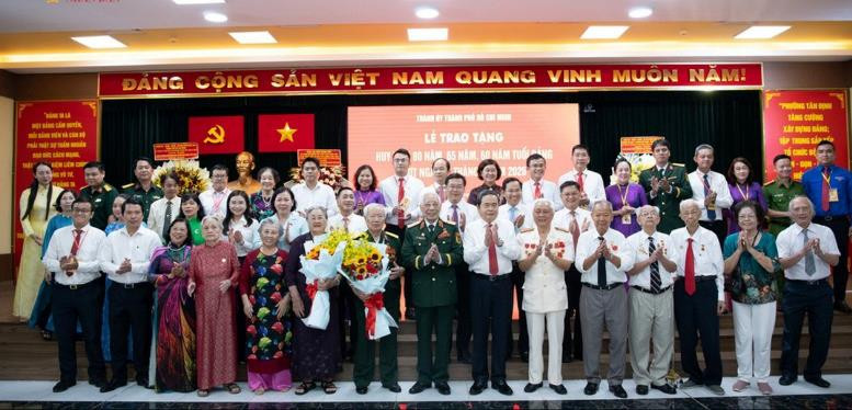 Chủ tịch Quốc hội Trần Thanh Mẫn trao Huy hiệu Đảng tặng các đảng viên lão thành