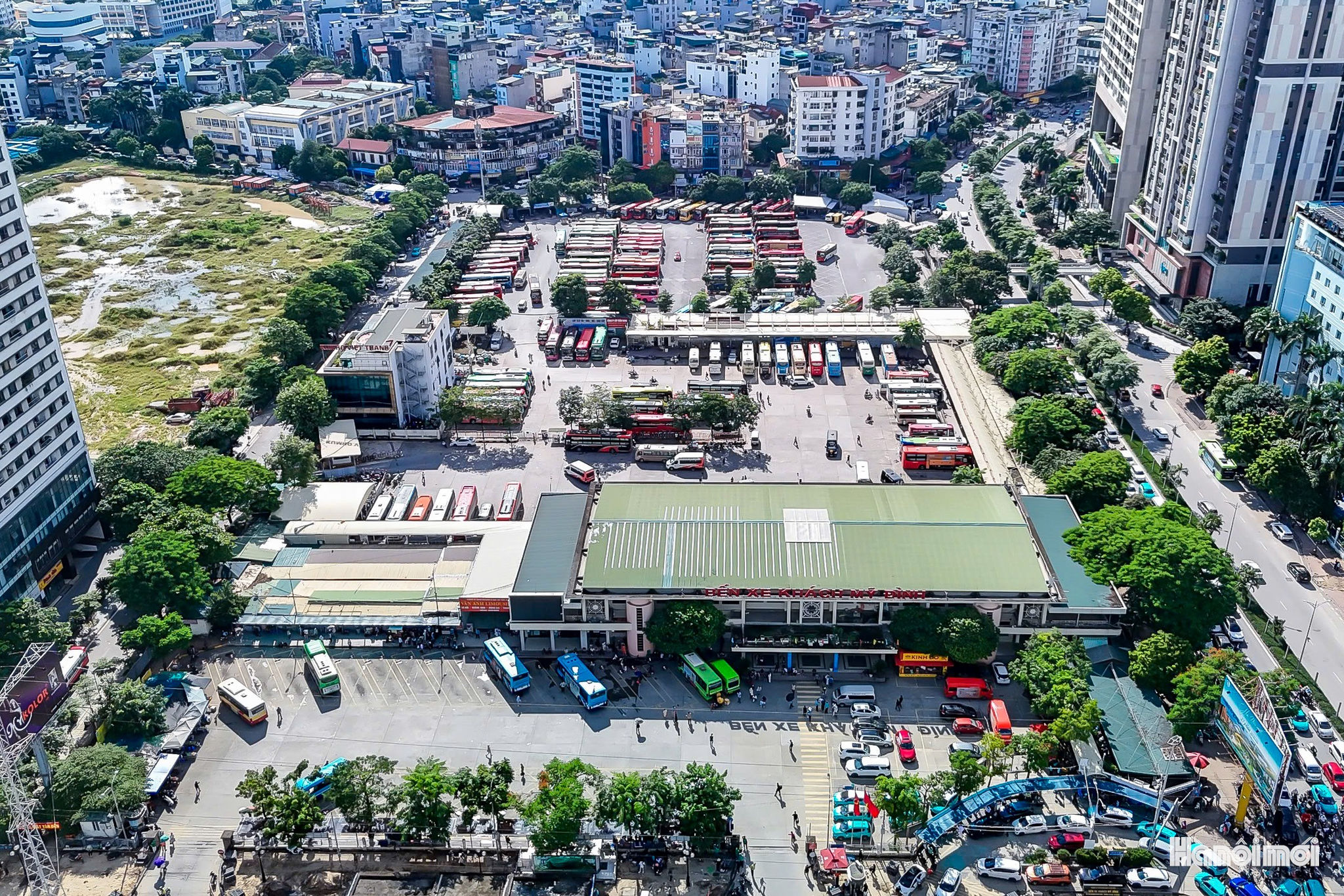 Tại các bến xe, hình ảnh người dân lỉnh kỉnh túi xách, ba lô, đồ dùng cá nhân diễn ra khá phổ biến. Nhiều gia đình đưa theo con nhỏ, nhanh chóng hoàn tất thủ tục để lên xe. Khu vực sảnh chờ Bến xe Mỹ Đình trong ngày 29-8 có đông hành khách ngồi chờ đến giờ xuất bến.
