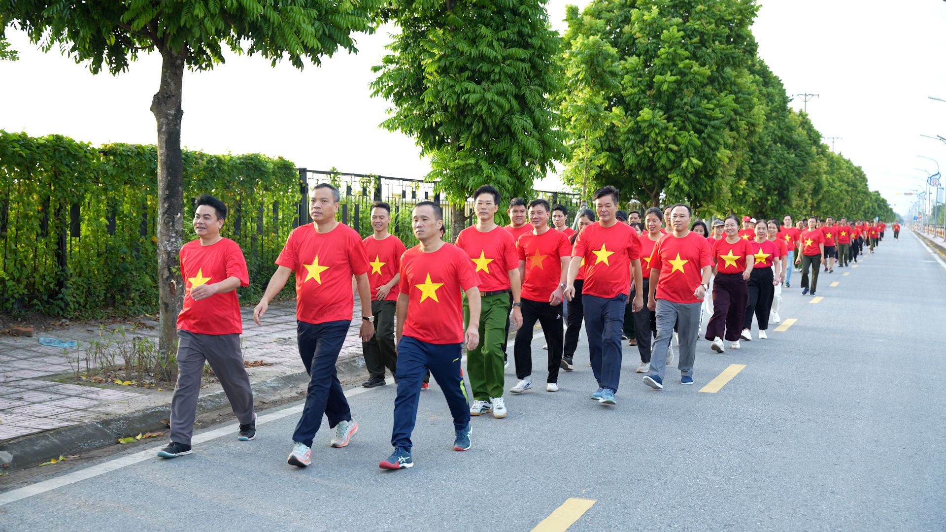 Cán bộ và nhân dân xã Dương Hòa tổ chức đi bộ hưởng ứng sự kiện “Cùng Việt Nam tiến bước”. Ảnh: CT