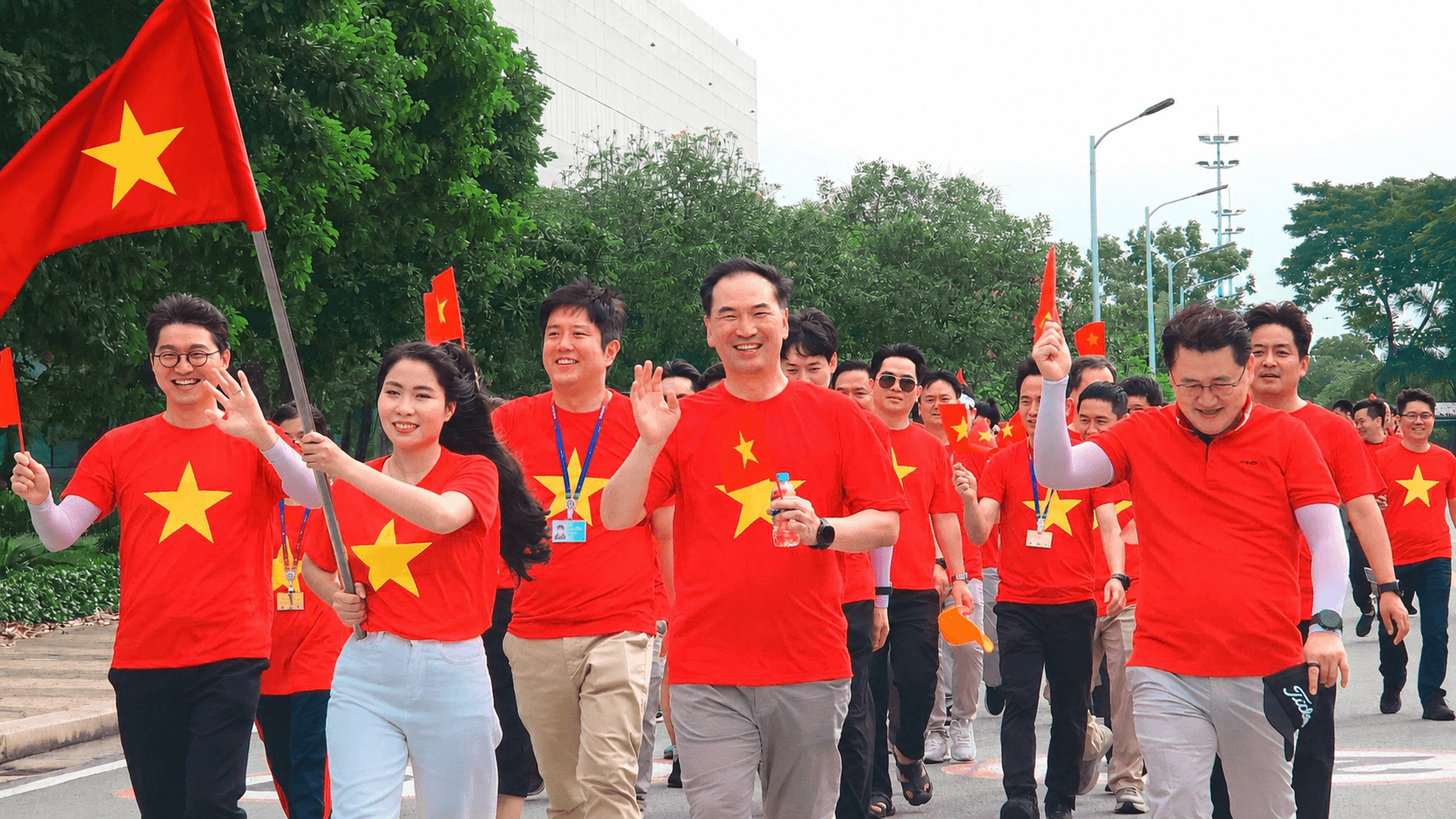 1.-lanh-dao-va-nhan-vien-samsung-tai-tp-ho-chi-minh-hoa-nhip-buoc-trong-chuong-trinh-cung-vn-tien-buoc-2026.png