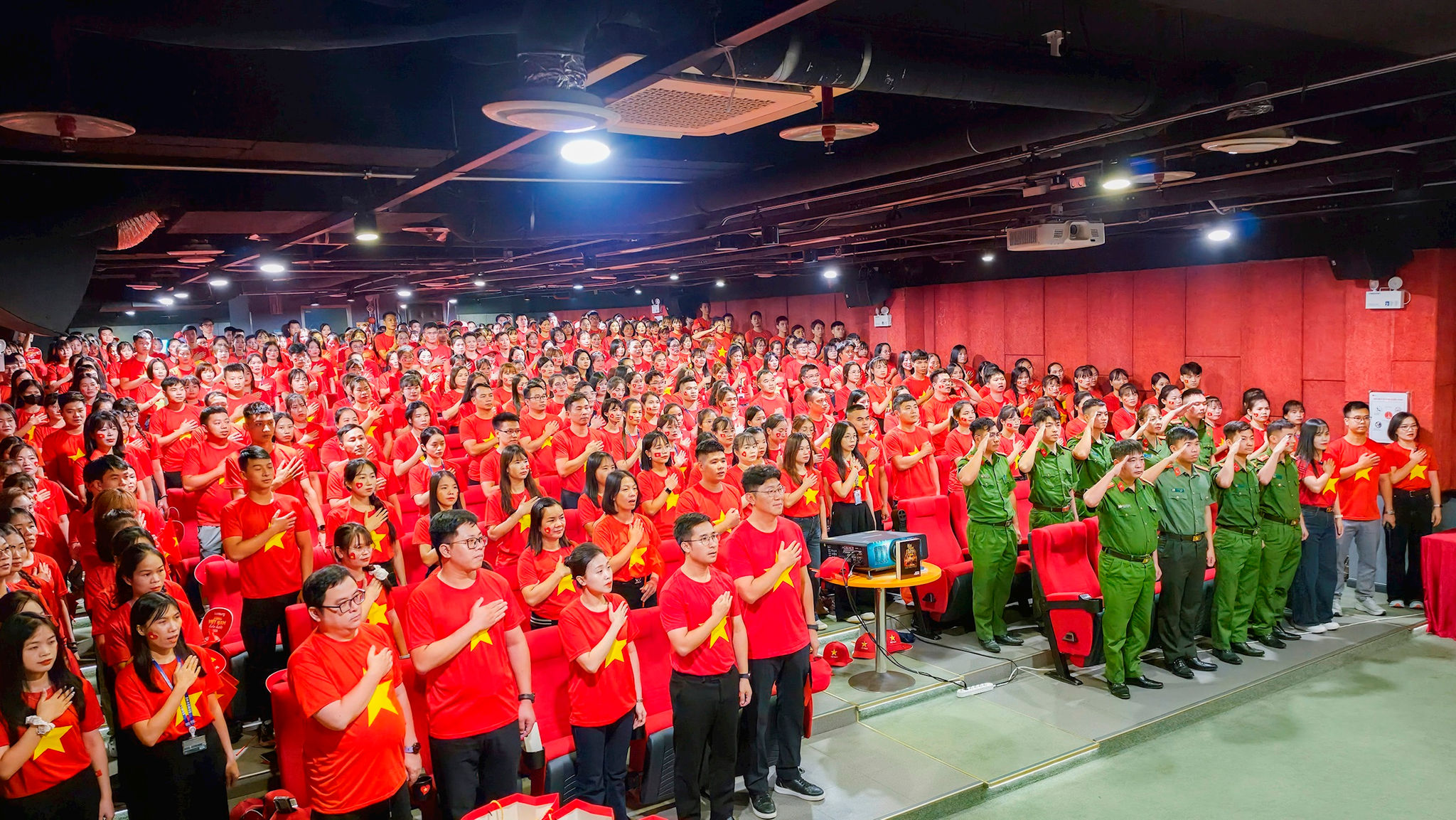 2.-cac-cap-quan-ly-va-nhan-vien-samsung-tai-thai-nguyen-cung-cac-chien-si-cong-an-khu-vuc-thuc-hien-nghi-thuc-chao-co.jpg