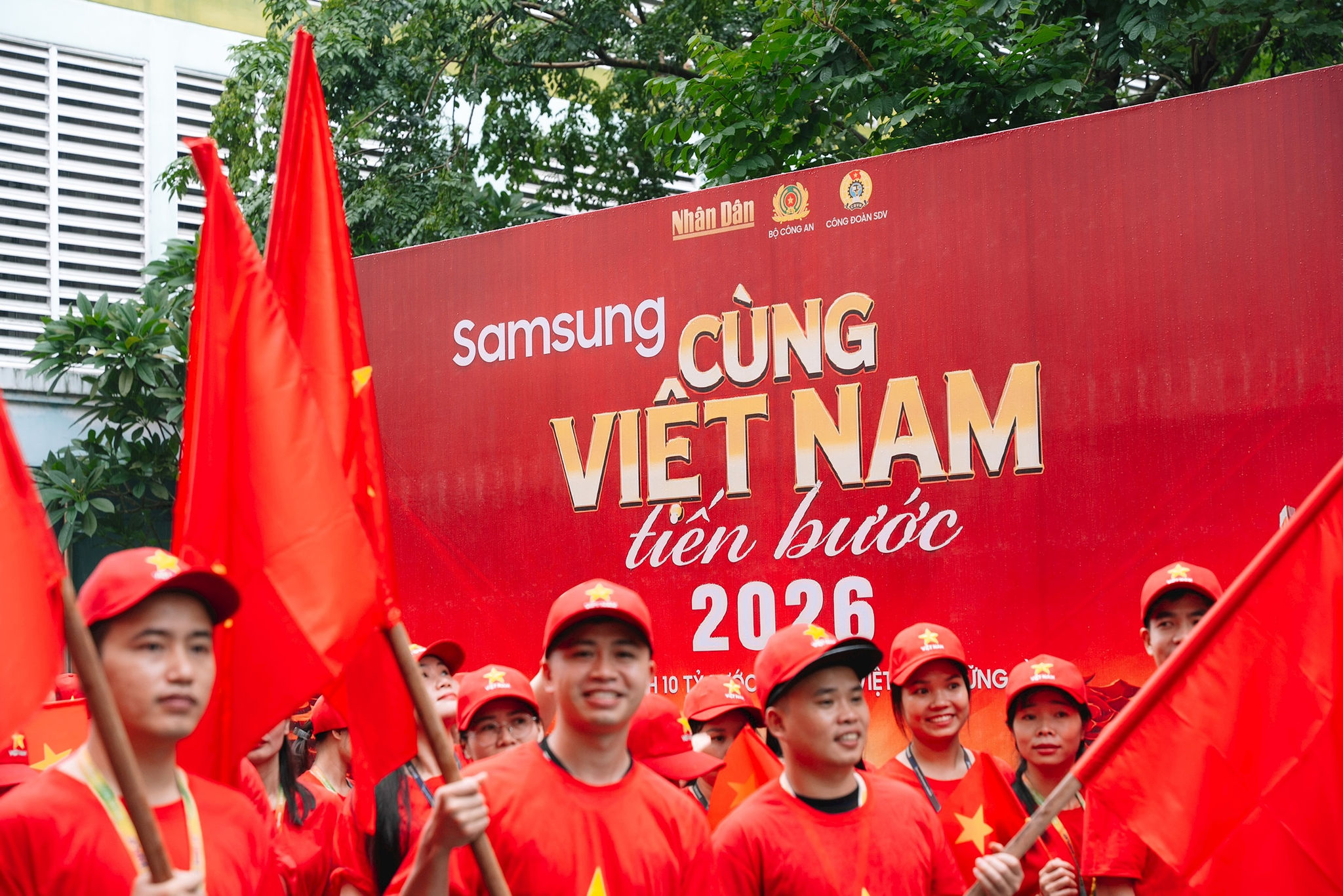 3.-nhan-vien-samsung-trong-trang-phuc-co-do-sao-vang-huong-ung-chuong-trinh-cung-vn-tien-buoc.jpg