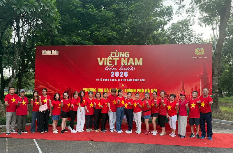 Các đại biểu hào hứng chụp ảnh lưu niệm trước giờ xuất phát. Ảnh: TA