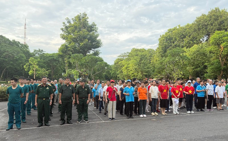 Đông đảo cán bộ, chiến sĩ, công chức, viên chức, đoàn viên, người lao động phường Hai Bà Trưng tham gia hưởng ứng chương trình Cùng Việt Nam tiến bước năm 2026. Ảnh: TA