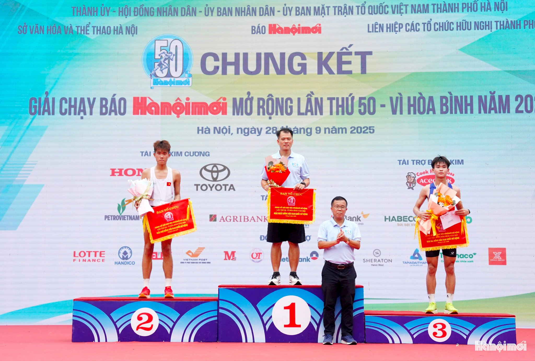 trao-giai-nam-khoi-mo-rong.jpg