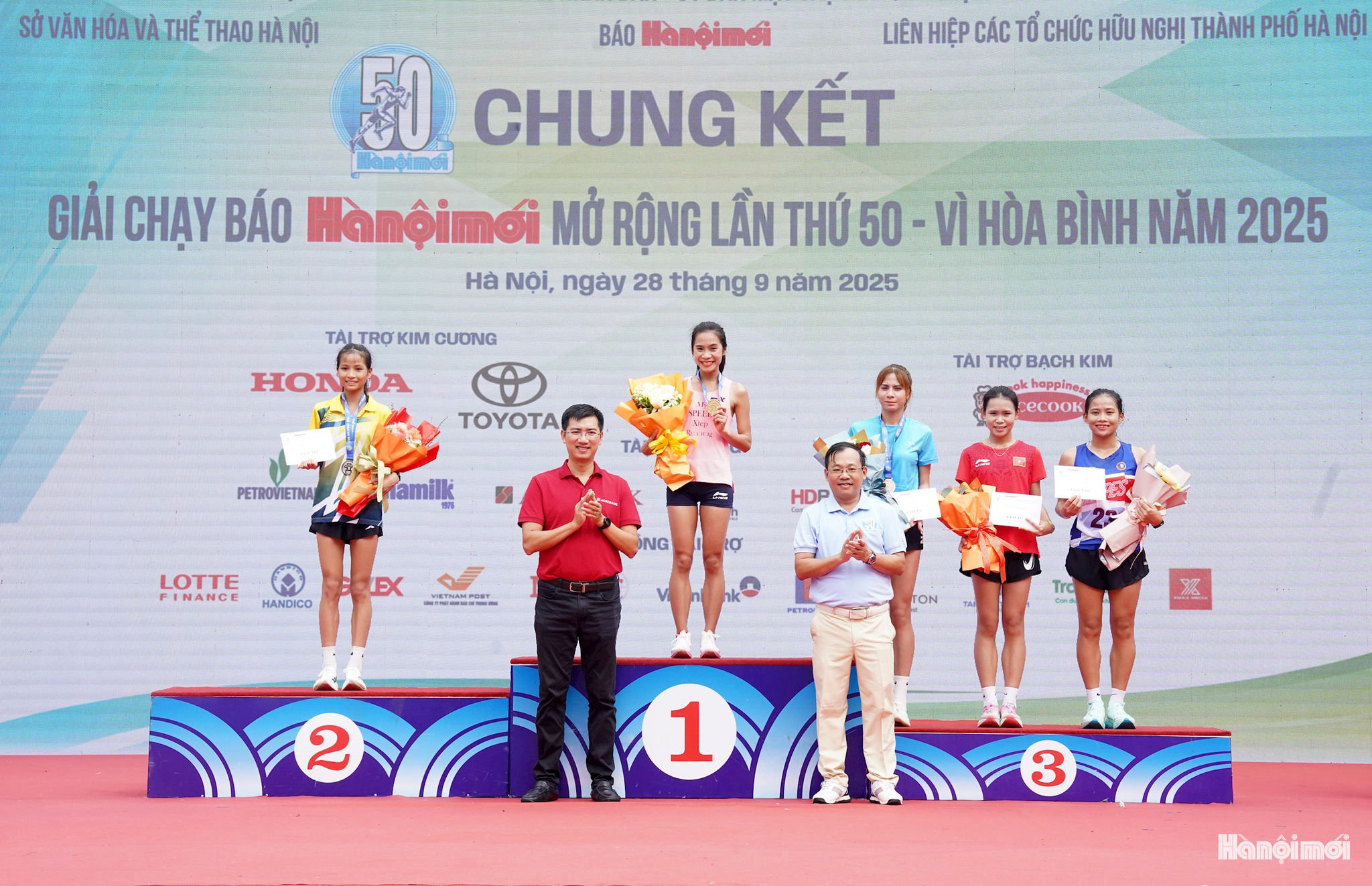 trao-giai-nu-khoi-mo-rong.jpg