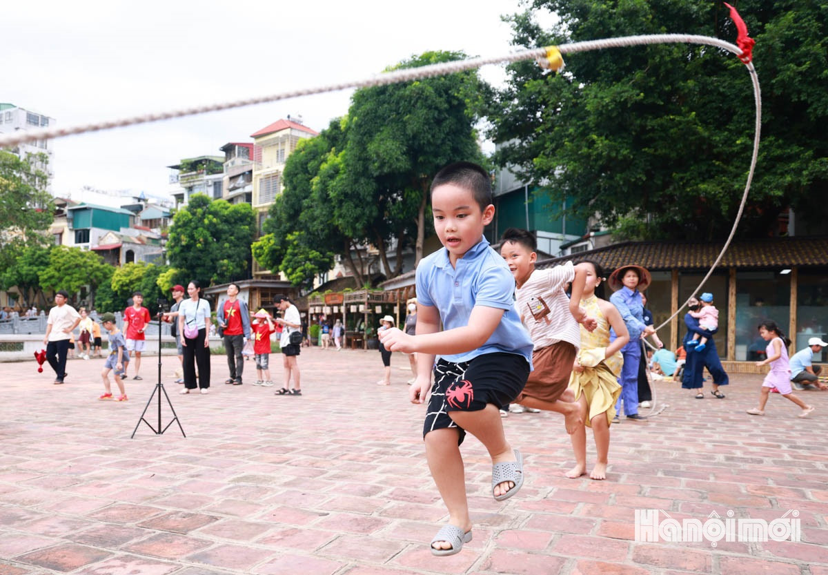 Đến đây, phụ huynh và các em nhỏ được thỏa sức vui chơi bên những trò chơi dân gian mang đậm bản sắc văn hóa dân tôc