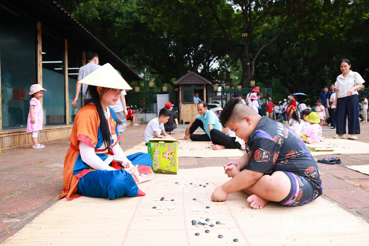 Bên cạnh đó là những trò chơi như Ô ăn quan, nhảy dây, múa sạp... tất cả tạo nên một sân chơi bổ ích cho mọi người trong dịp nghỉ lễ Quốc khánh 2-9.
