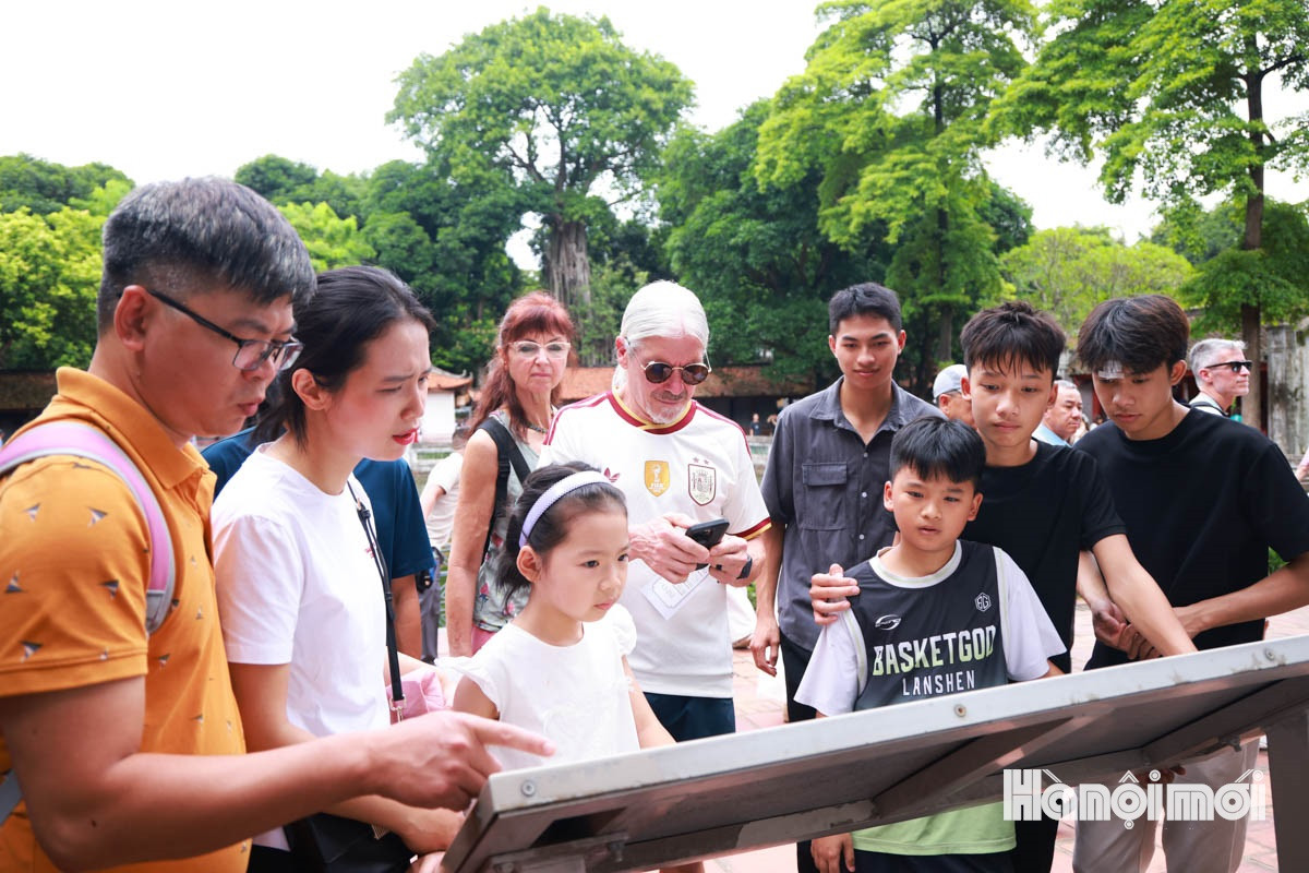 Không chỉ người dân Thủ đô, nhiều du khách nước ngoài cũng tìm đến Văn Miếu dịp này để tìm hiểu văn hóa, lịch sử.