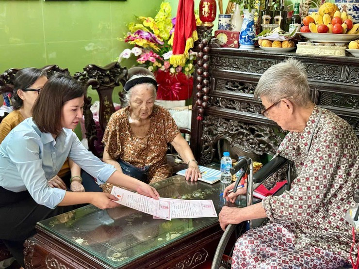 hanh-chinh-cong-31-8-1-cac-can-bo-chi-nhanh-04-toi-nha-ho-tro-cong-dan-cao-tuoi-tai-phuong-hai-ba-trung-thuc-hien-thu-tuc-hanh-chinh-.jpg