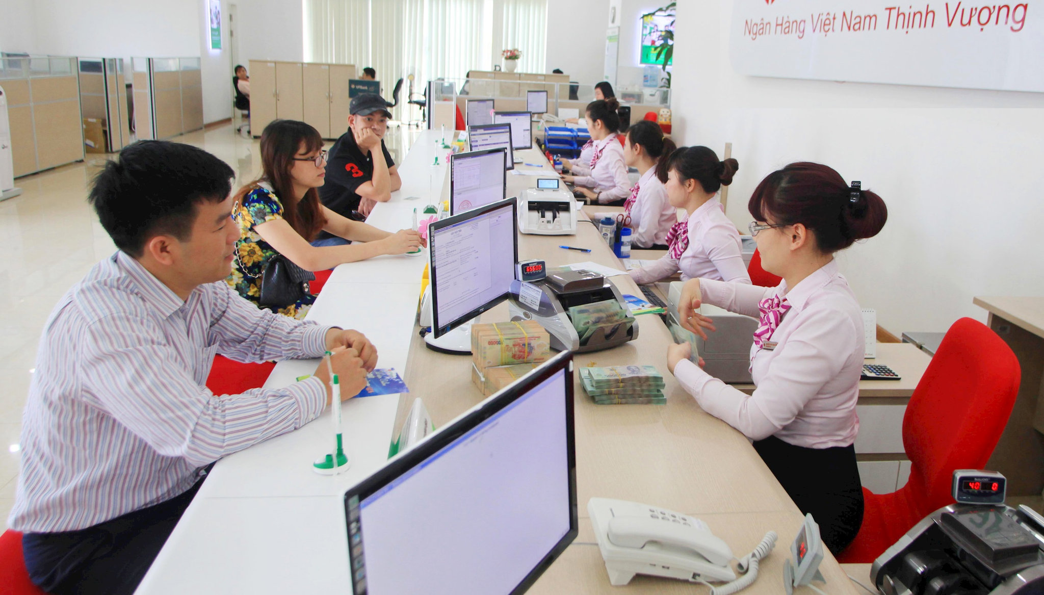 khach-hang-giao-dich-tai-ngan-hang-vpbank-chi-nhanh-ha-noi.-anh-pham-hung.jpg