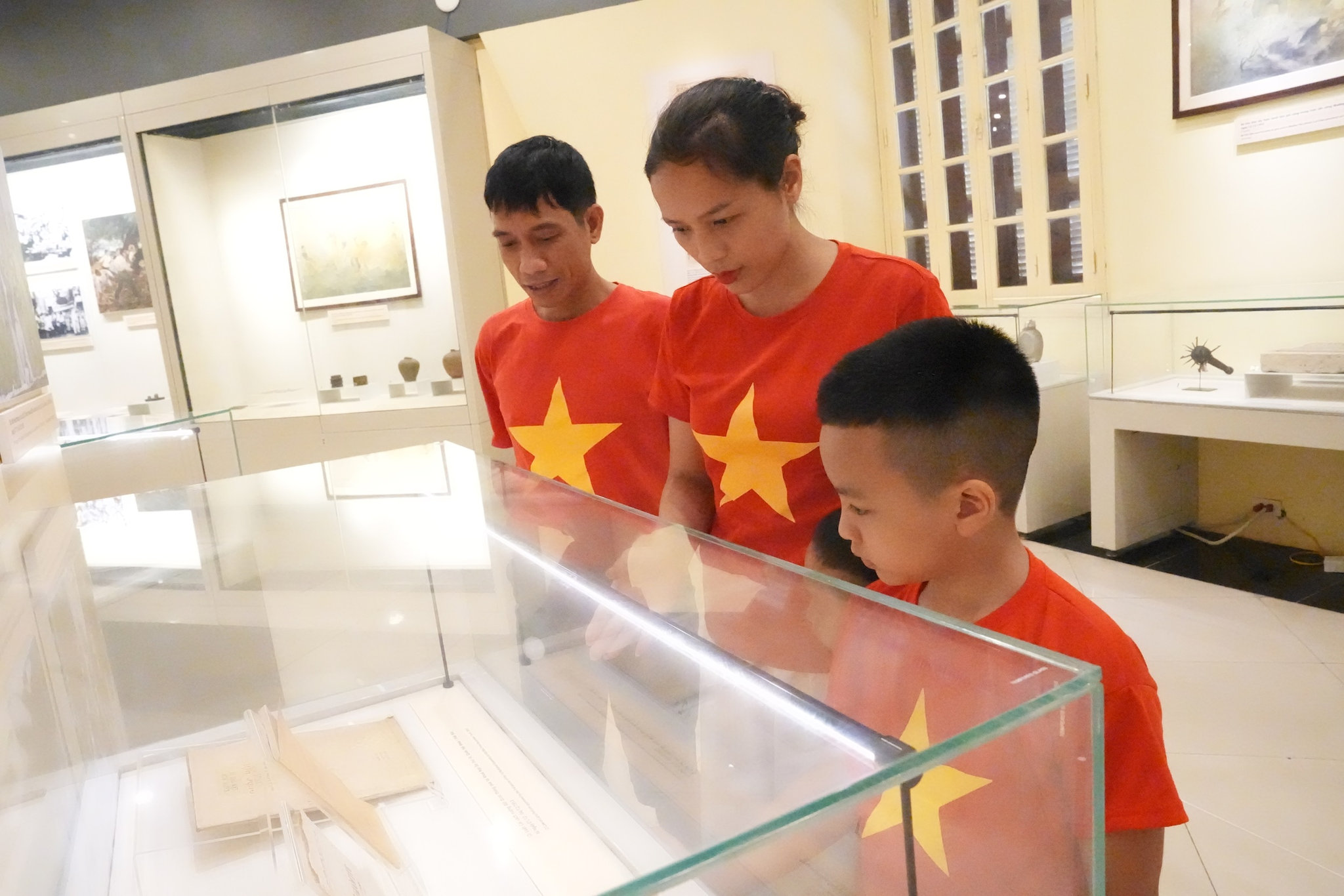 Nhờ áp dụng công nghệ, bảo tàng cũng đang thay đổi cách trưng bày, kể chuyện để những khối tư liệu đến gần với công chúng hơn. Ảnh: Hữu Tiệp
