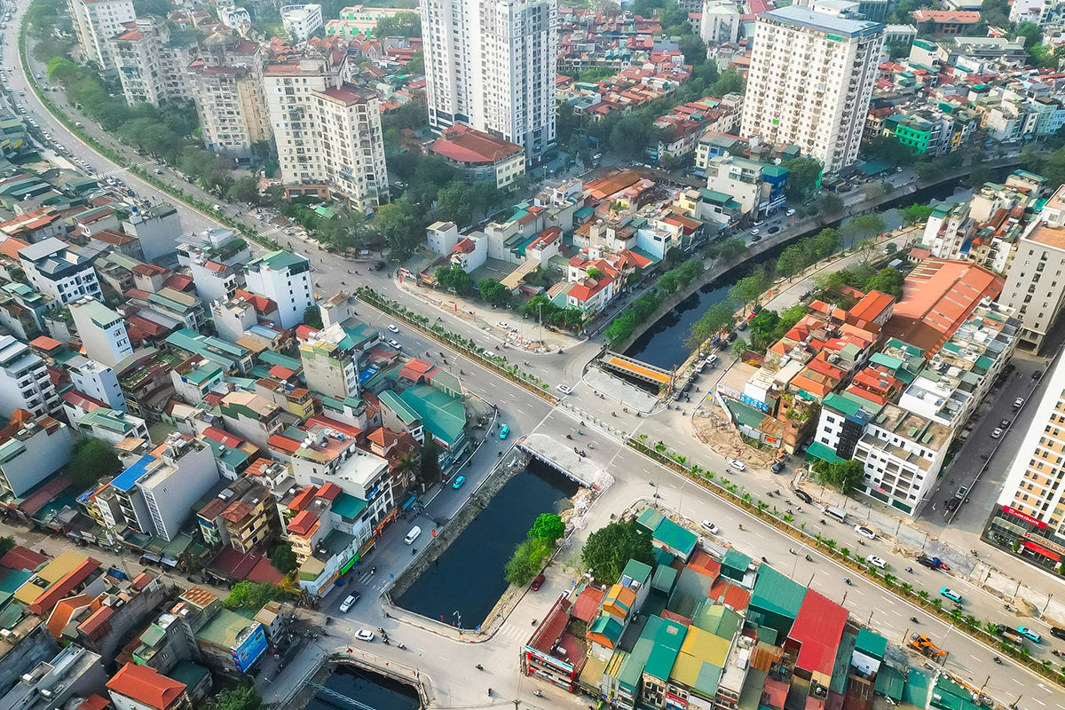 Cầu vượt sông Lừ trên tuyến Vành đai 2,5 (đoạn Đầm Hồng - Quốc lộ 1A) đã hoàn thiện và đưa vào khai thác. Công trình không chỉ góp phần hoàn thiện hạ tầng giao thông khu vực phía Nam Hà Nội mà còn giải tỏa điểm nghẽn giao thông tồn tại nhiều năm qua tại khu vực Định Công - Linh Đàm.