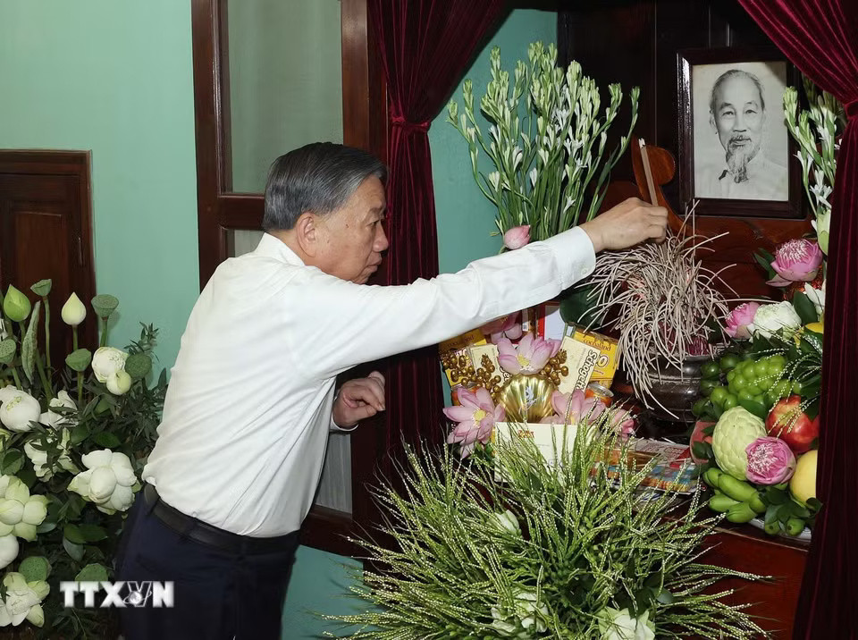 Tổng Bí thư, Chủ tịch nước Tô Lâm dâng hương tưởng nhớ Bác Hồ tại Nhà 67, Khu Di tích Chủ tịch Hồ Chí Minh trong Phủ Chủ tịch. (Ảnh: Thống Nhất/TTXVN)