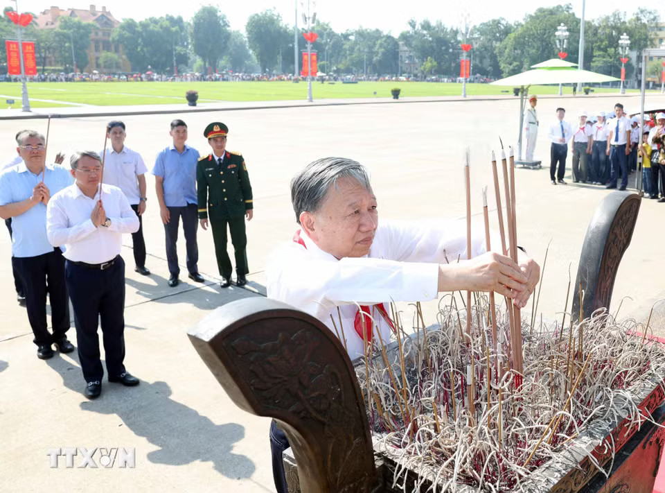 Tổng Bí thư, Chủ tịch nước Tô Lâm dâng hương tưởng nhớ Chủ tịch Hồ Chí Minh trước Lăng Bác. (Ảnh: Thống Nhất/TTXVN)